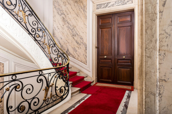 Palier et montée d'escalier d'un immeuble hausmannien